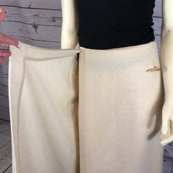 LA BOUTIQUE Wool Wrap cream Skirt with Horn button closing size 6 - Picture 10 of 12